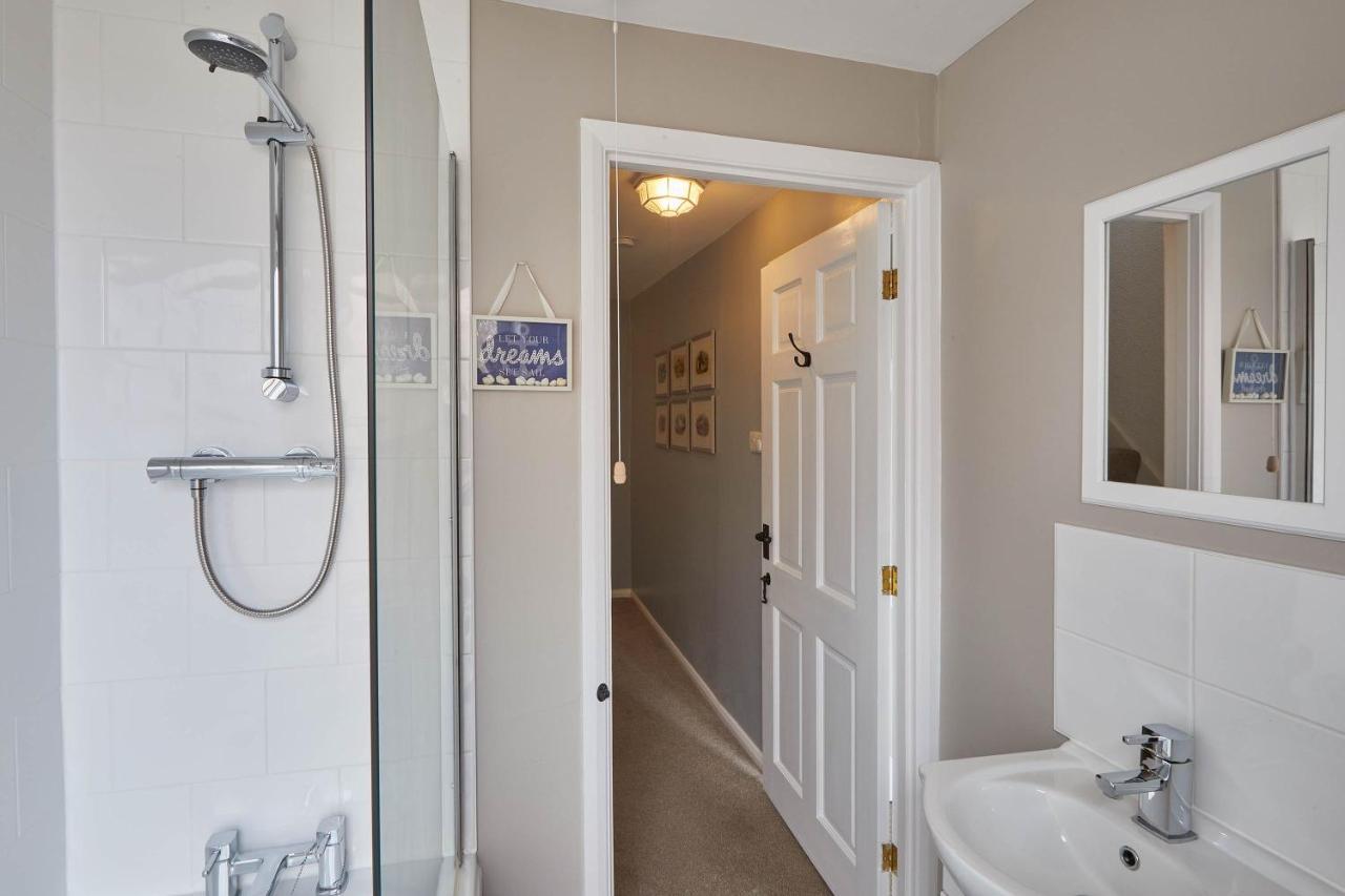 Host & Stay - Adventure House Whitby Extérieur photo